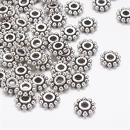 150 platinfarvede mellemrums perler med flade blomster. 6,5 x 2 mm